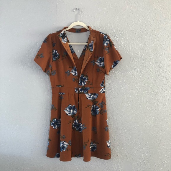 Mine Floral Wrap/Chocker Dress - Medium - Flattering Sundress - Picture 4 of 6